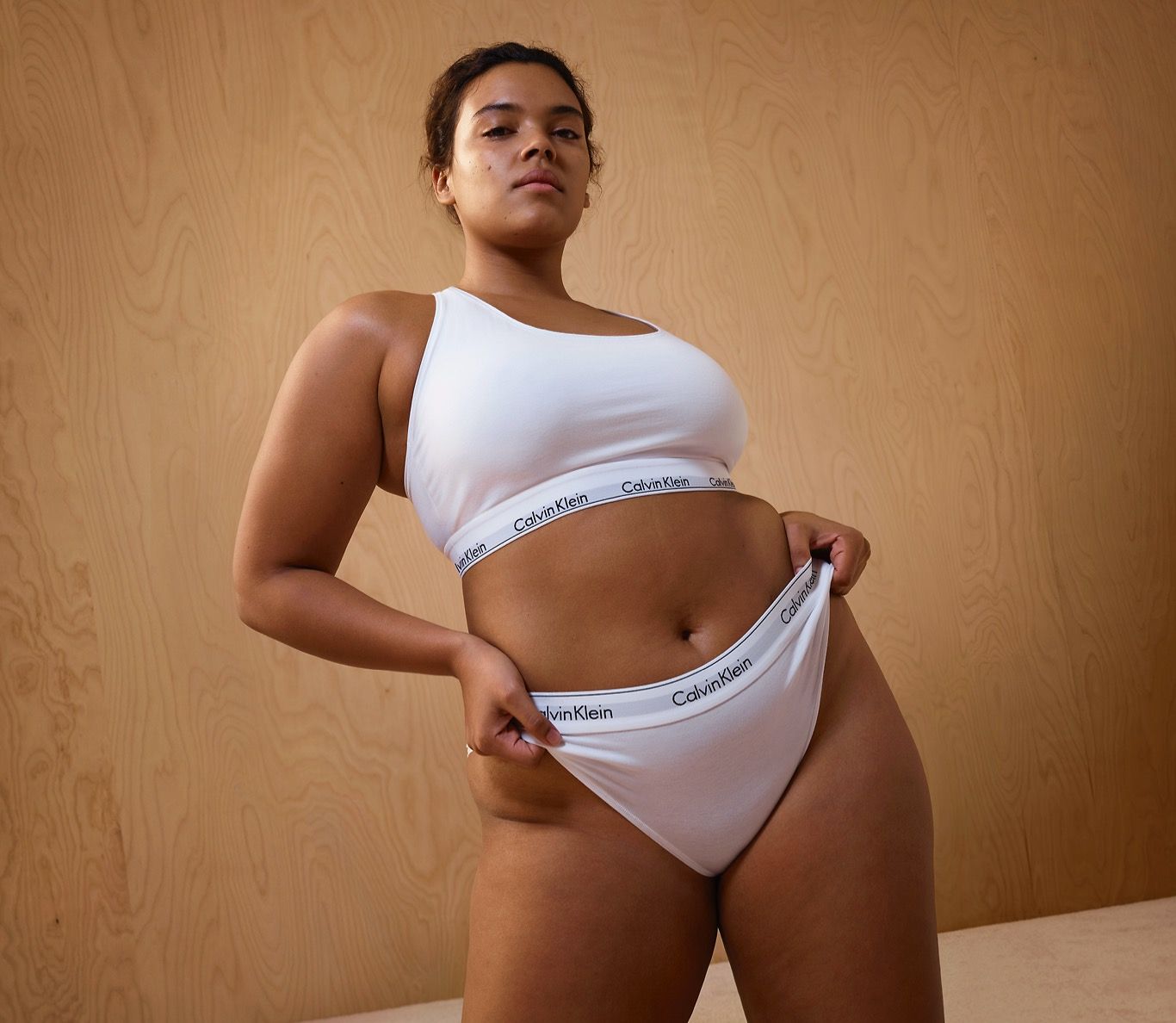 Beyaz Calvin Kelin Yazılı Büstiyer ve Külot Seti Giyimli Kadın Model
