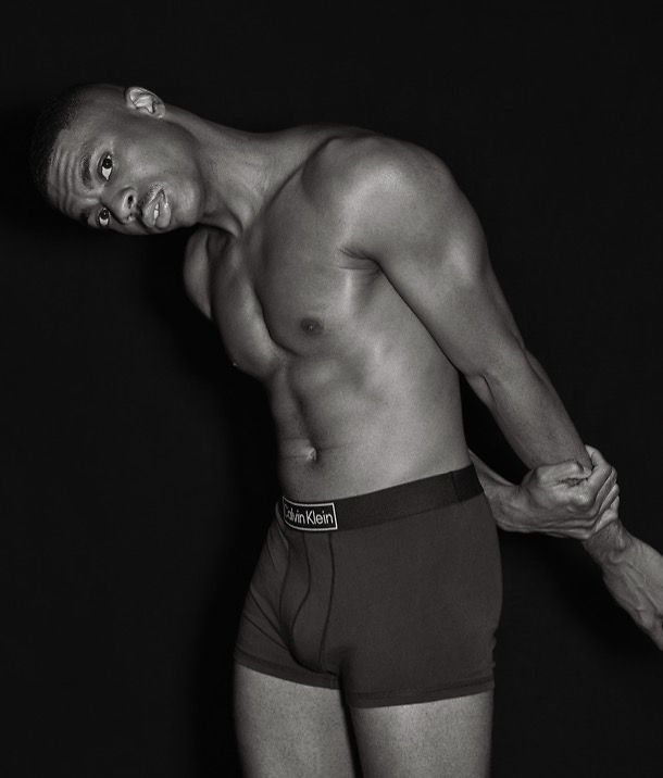 Siyah Beyaz Fotoğraf Siyah Renkli Calvin Klein Yazılı Erkek Boxer Giyimli Erkek Model