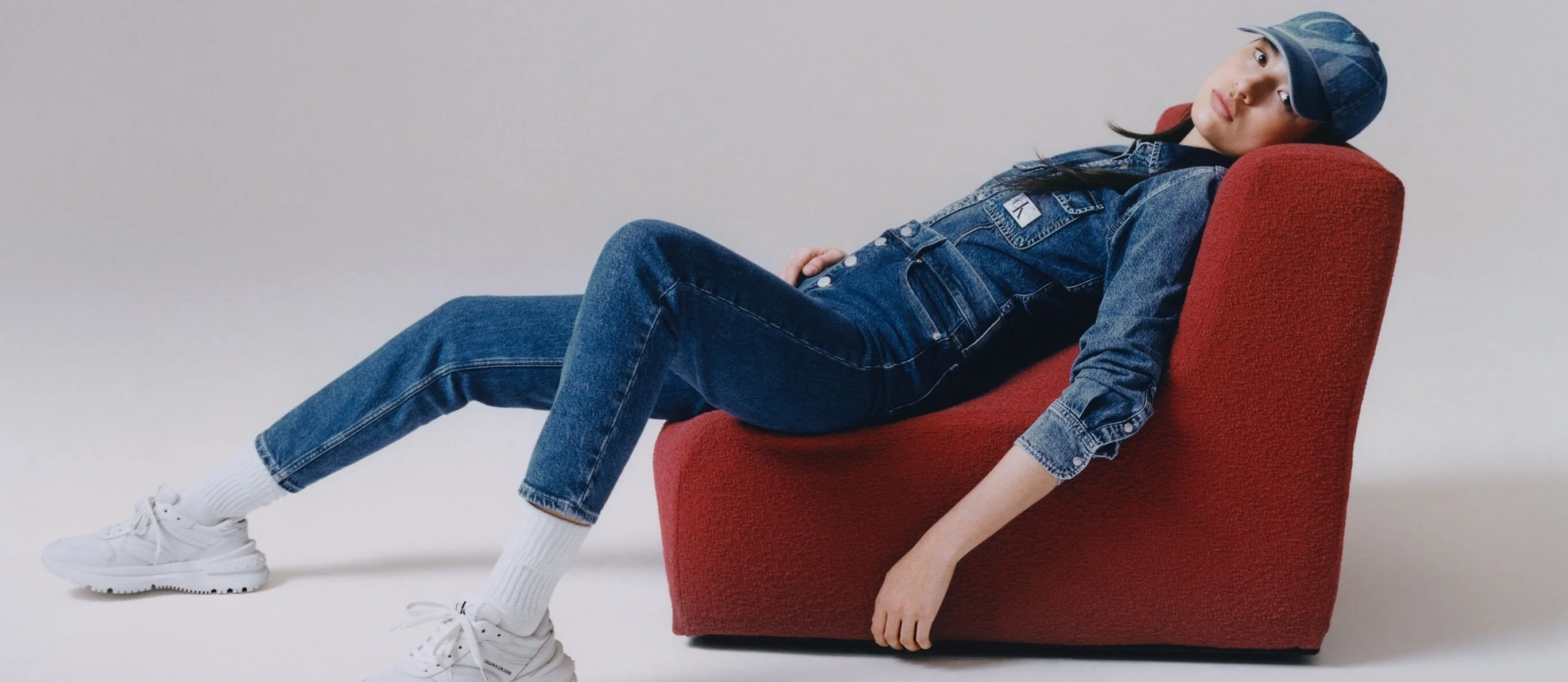 Skinny Jean ve Jean Gömlek Giyimli Kadın Model