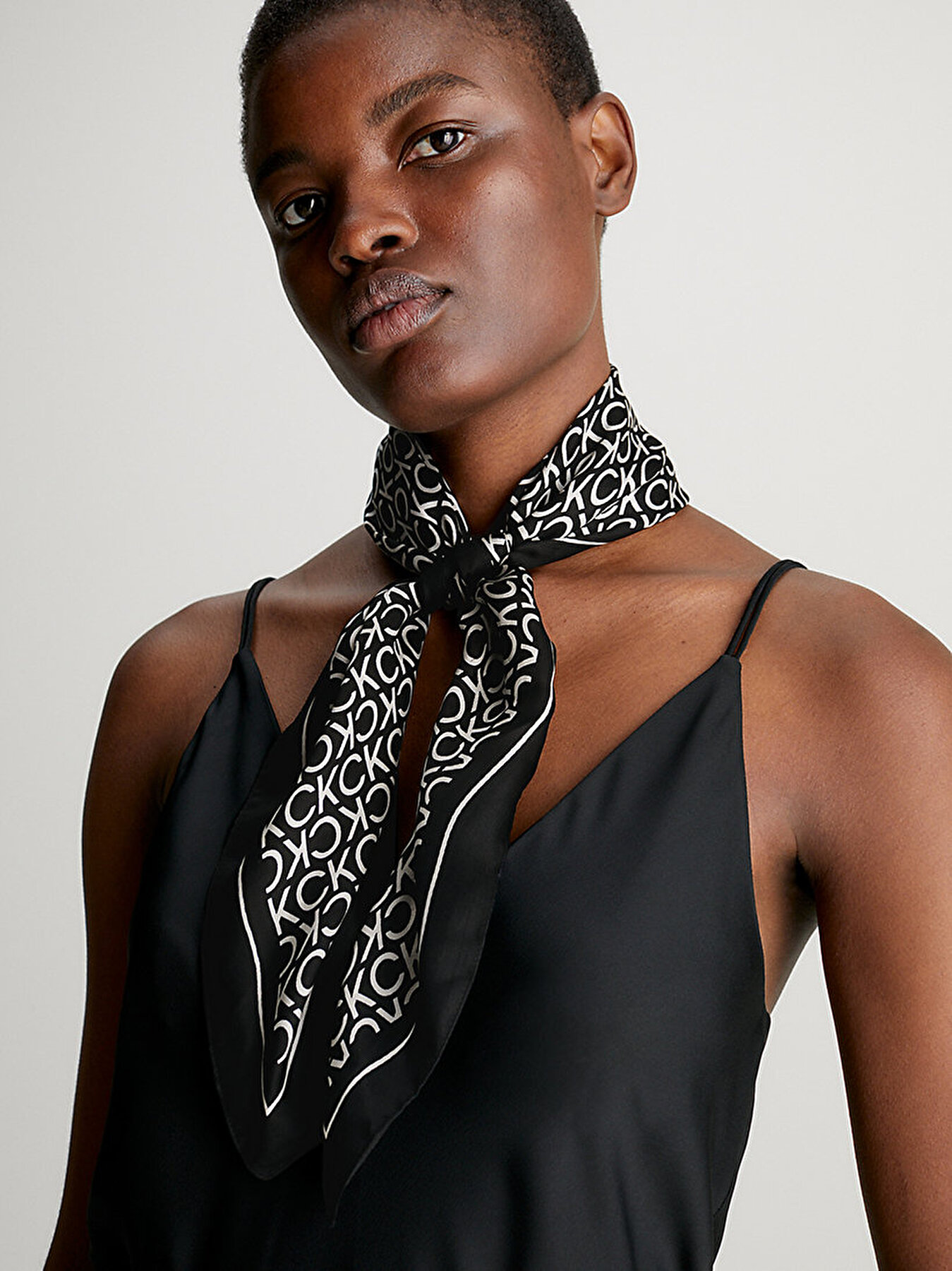 Kadın Silk Monogram Bandana Siyah K60K611413BEH | Calvin Klein