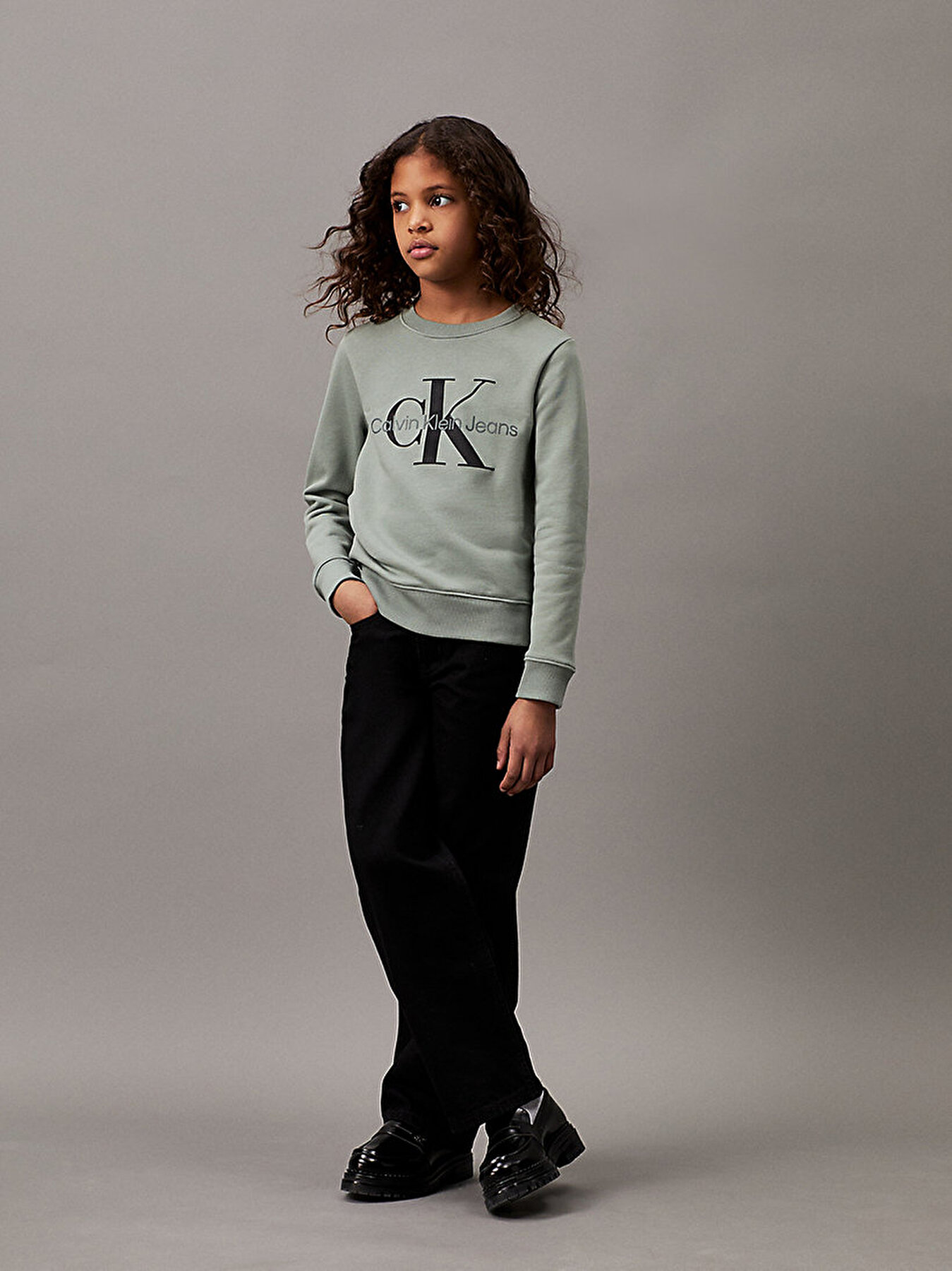 Cocuk Unisex CK Monogram Sweatshirt Ye il IU0IU00602MSW Calvin Klein