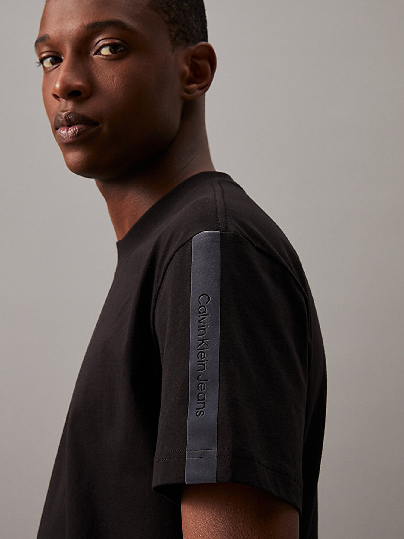 T shirt logo calvin klein discount