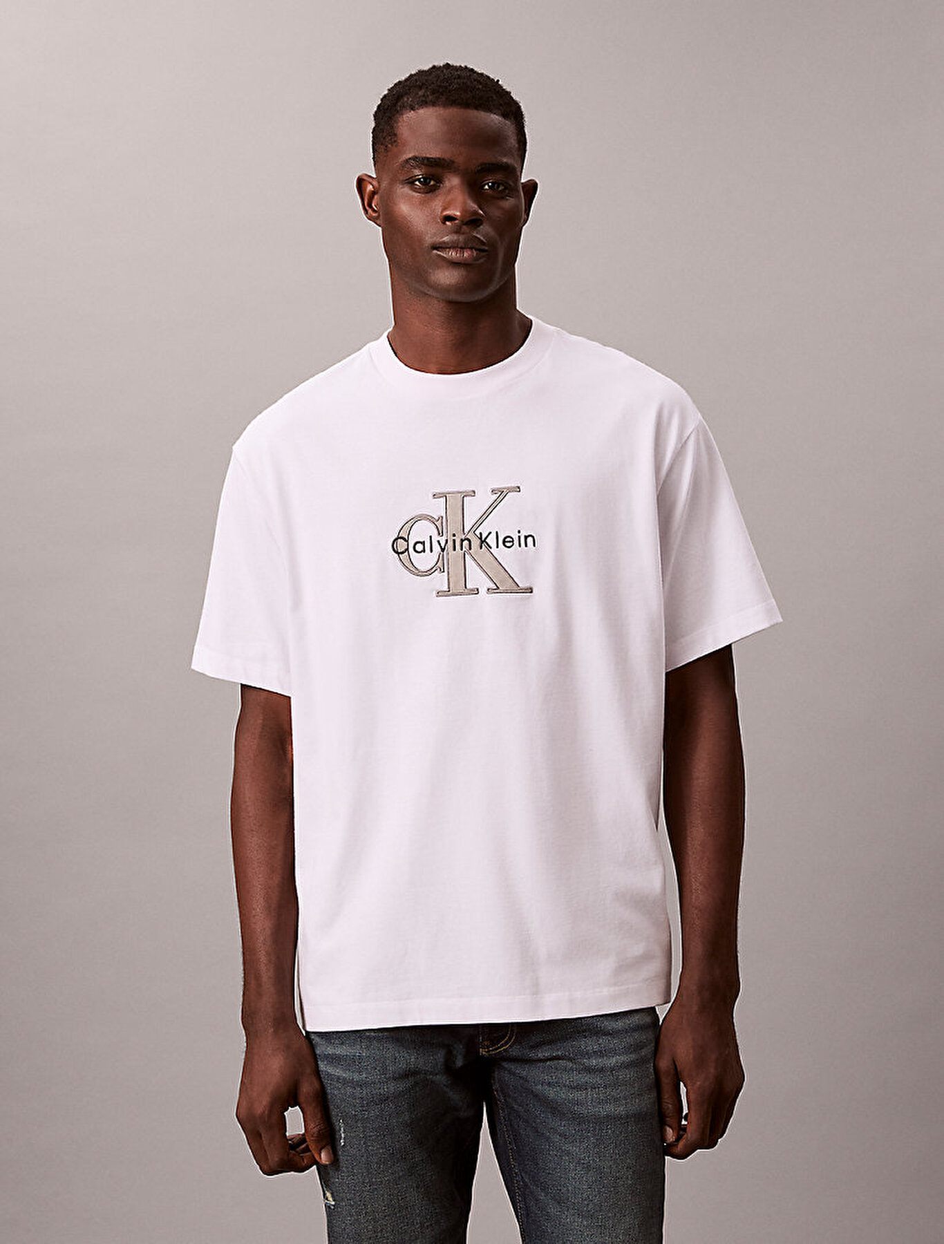 Erkek 16s Tricolor Monogram T-shirt Beyaz LV04RE815GYAF | Calvin Klein