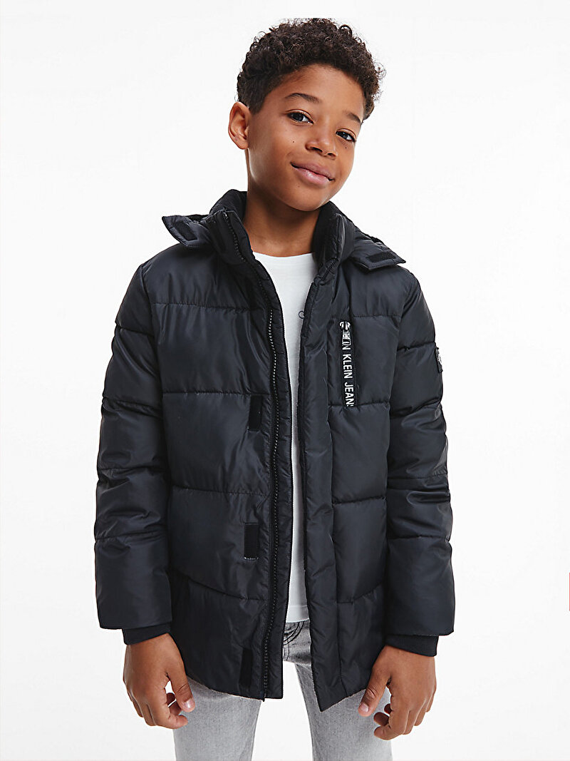 Calvin Klein Siyah Renkli Erkek Çocuk Geri Dönüştürülmüş Polyester Şişme Mont