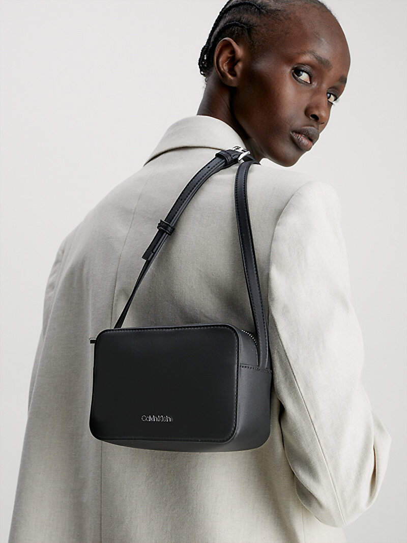 Calvin Klein Siyah Renkli Kadın Ck Must Çapraz Kamera Çanta