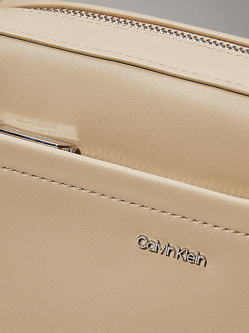 Calvin Klein Bej Renkli Kadın CK Must Convertible Çapraz Çanta