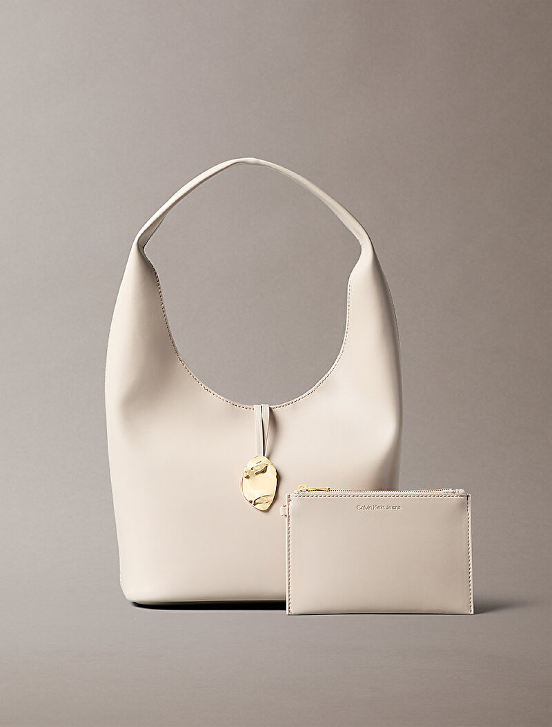 Calvin Klein Bej Renkli Kadın Stone Lock Slouchy Çapraz Çanta