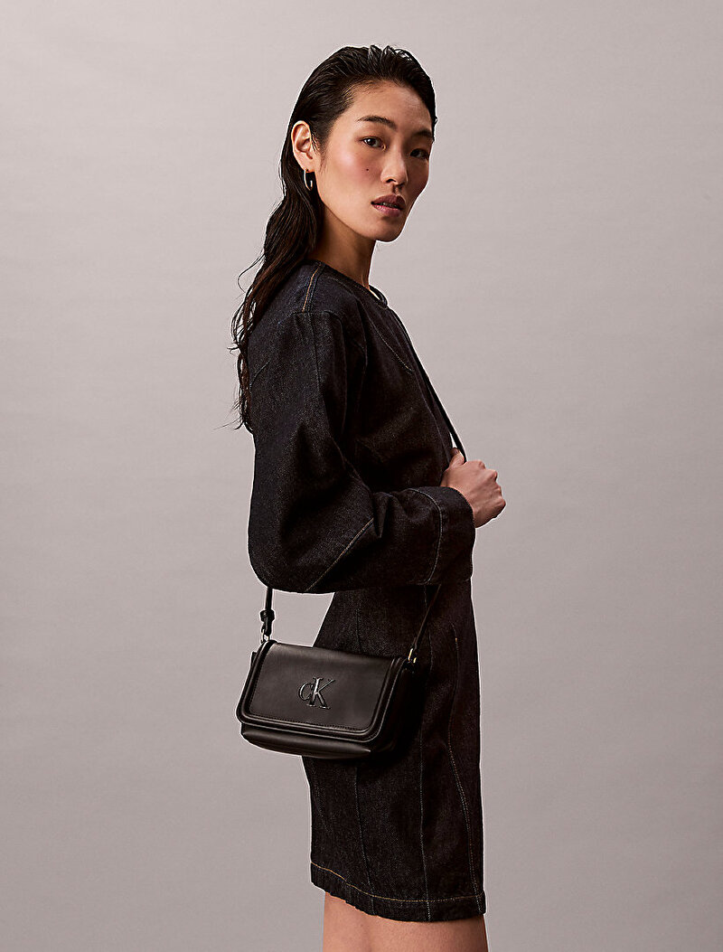 Calvin Klein Siyah Renkli Kadın Bold Ck Flap Çapraz Çanta