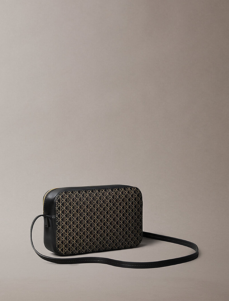 Calvin Klein Siyah Renkli Kadın Emblem Elongated Çapraz Çanta