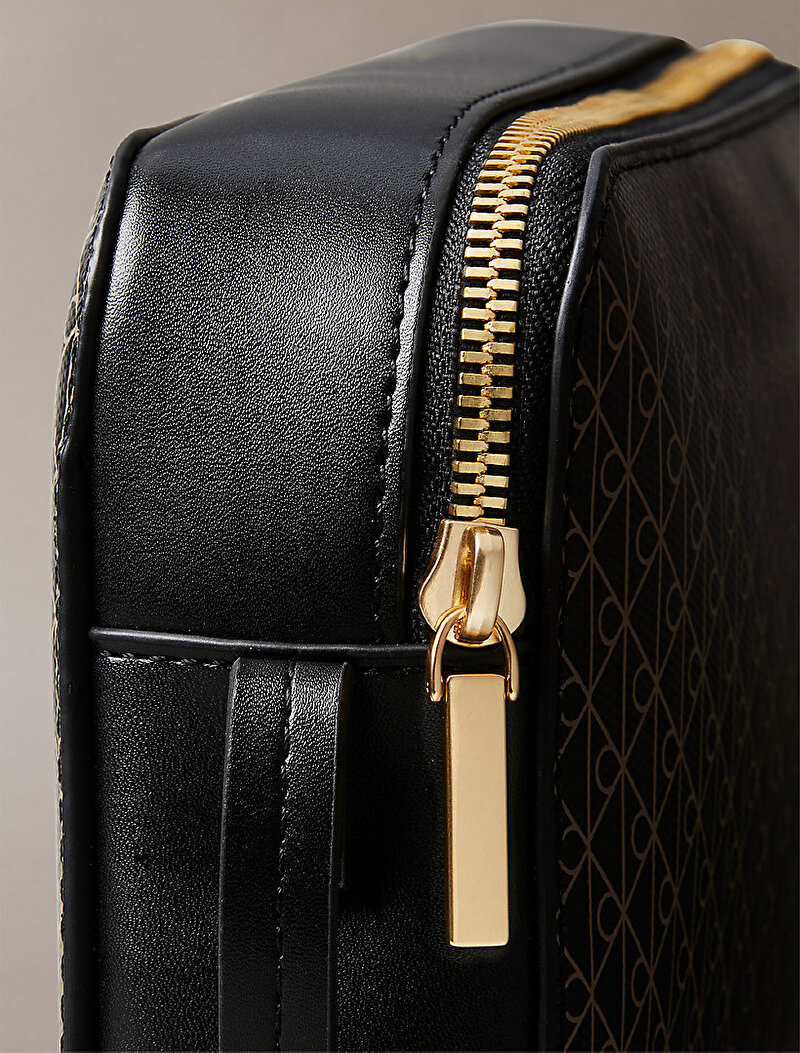 Calvin Klein Siyah Renkli Kadın Emblem Elongated Çapraz Çanta