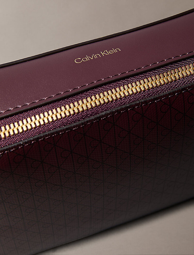 Calvin Klein Kırmızı Renkli Kadın Emblem Elongated Çapraz Çanta