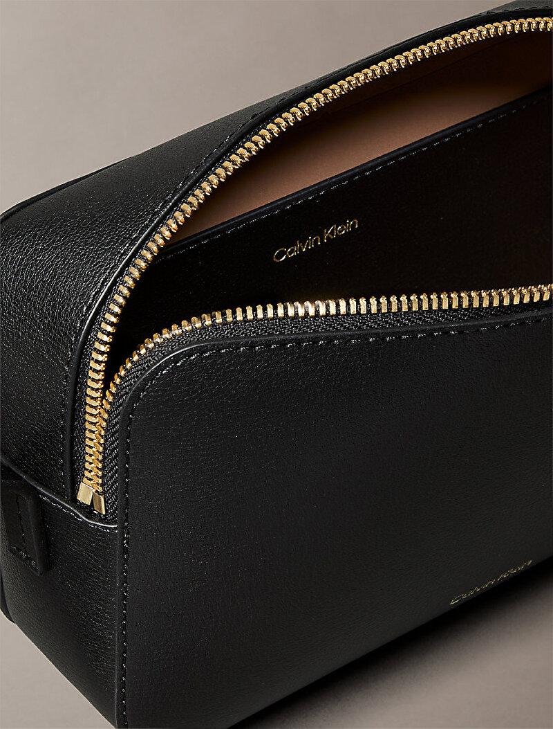 Calvin Klein Siyah Renkli Kadın Foil Logo Elongated Çapraz Çanta