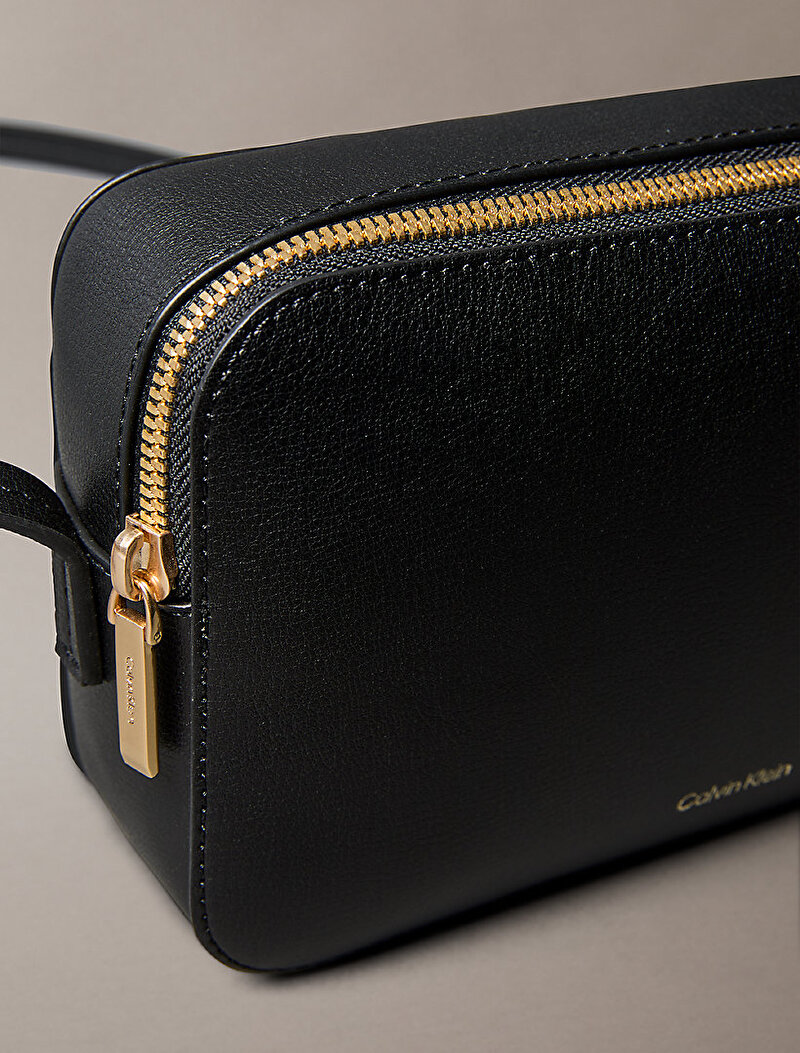 Calvin Klein Siyah Renkli Kadın Foil Logo Elongated Çapraz Çanta