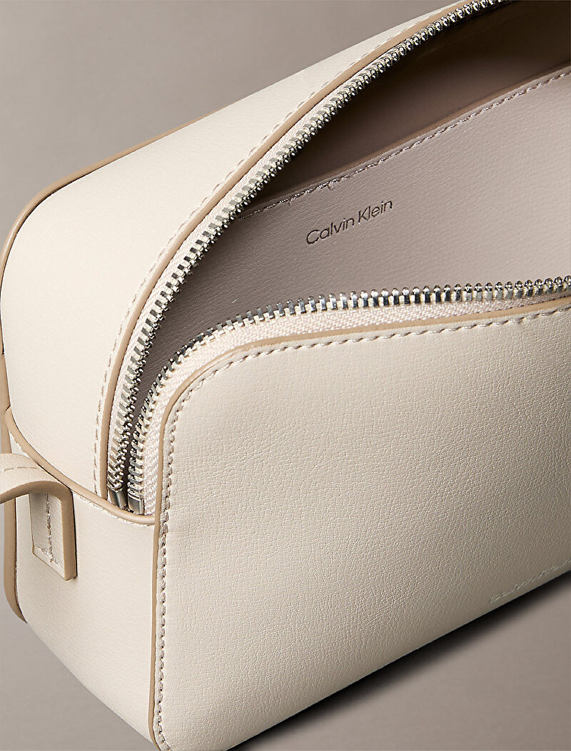 Calvin Klein Bej Renkli Kadın Foil Logo Elongated Çapraz Çanta