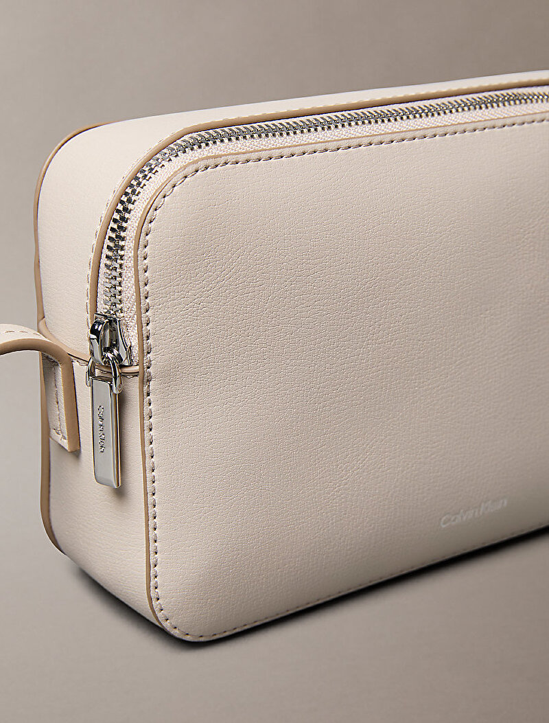 Calvin Klein Bej Renkli Kadın Foil Logo Elongated Çapraz Çanta