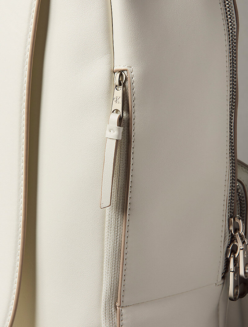 Calvin Klein Beyaz Renkli Kadın Sculpted Impression Sırt Çantası