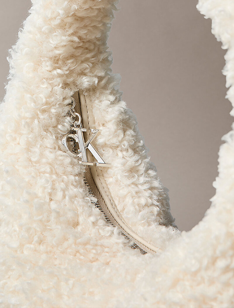 Calvin Klein Beyaz Renkli Kadın Sherpa Zip Puller Çapraz Çanta