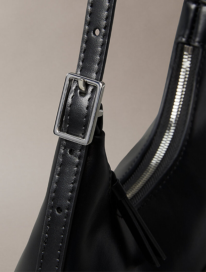 Calvin Klein Siyah Renkli Kadın Emblem Omuz Çantası