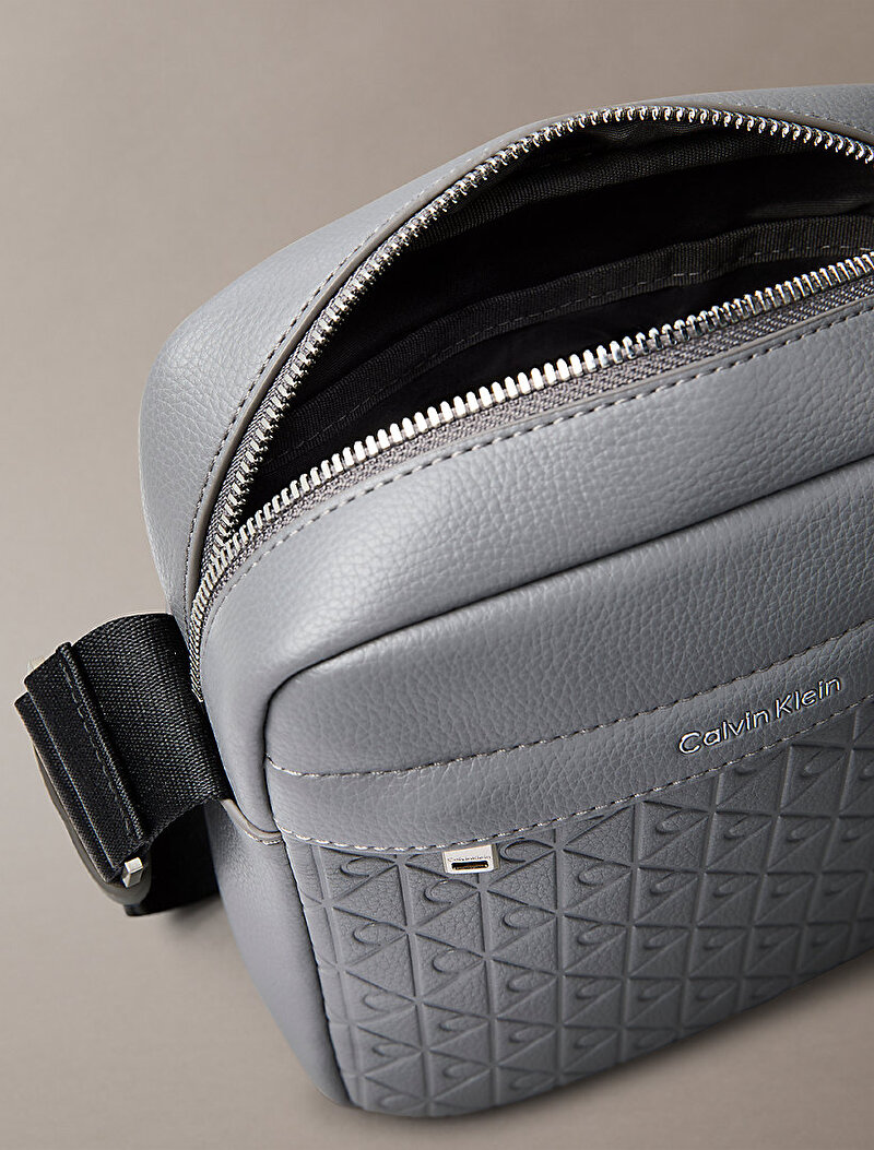 Calvin Klein Gri Renkli Erkek Embossed Woven Reporter Çanta