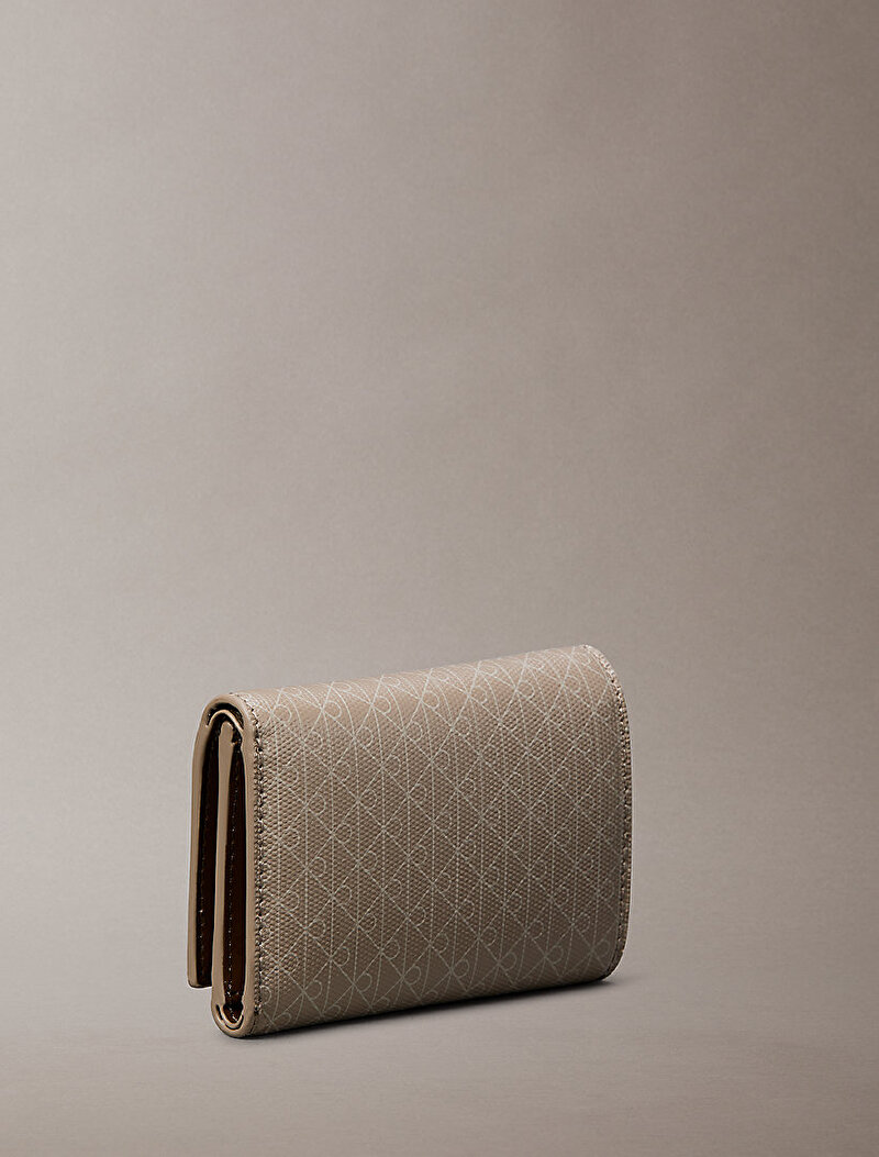 Calvin Klein Bej Renkli Kadın Emblem Trifold Cüzdan