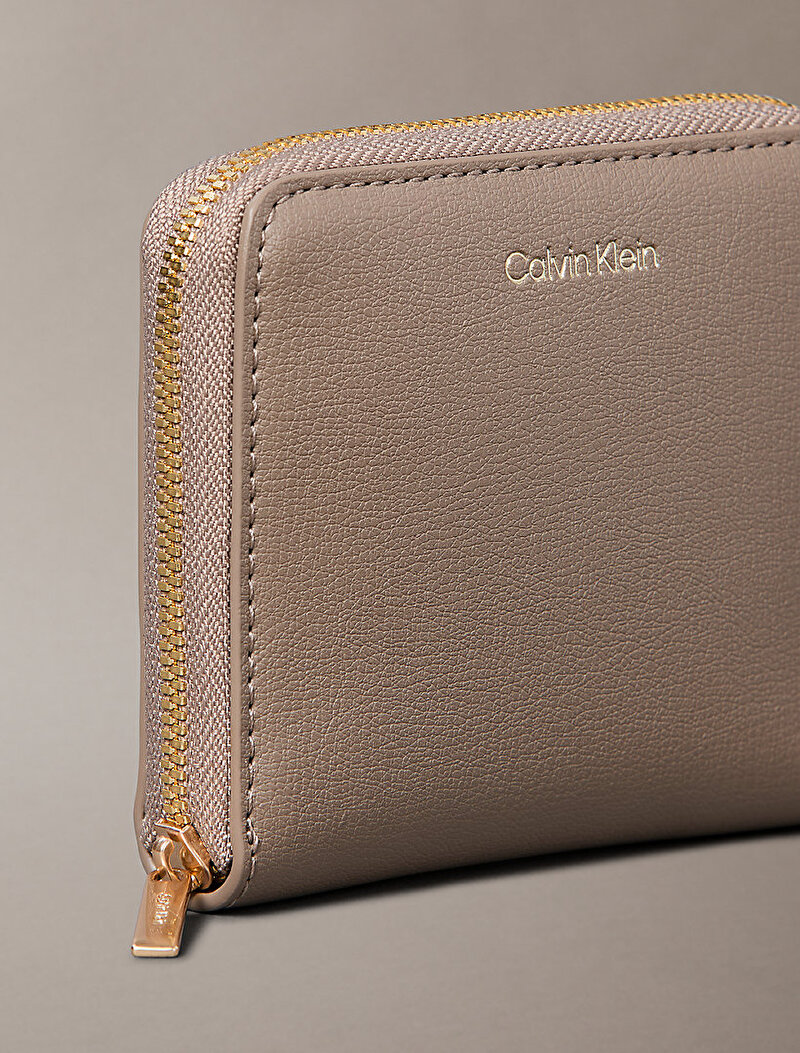 Calvin Klein Bej Renkli Kadın Foil Logo Square Cüzdan