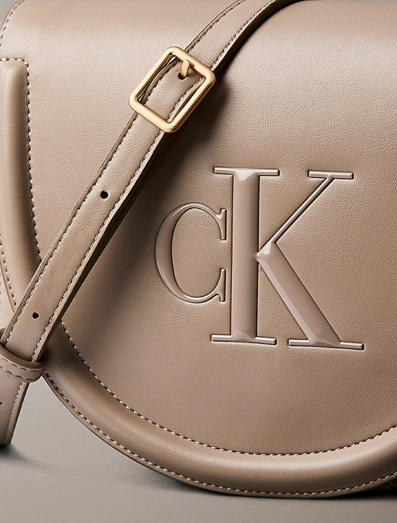 Calvin Klein Bej Renkli Kadın Bold Ck Saddle Çapraz Çanta