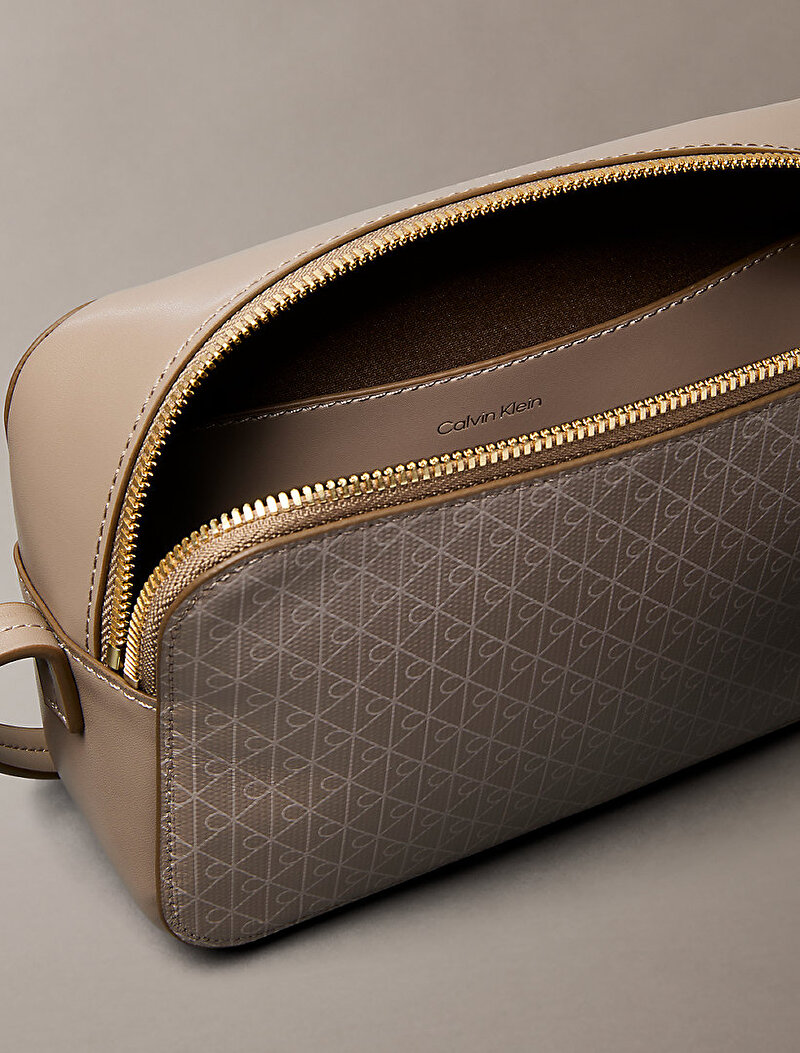 Calvin Klein Bej Renkli Kadın Emblem Elongated Çapraz Çanta