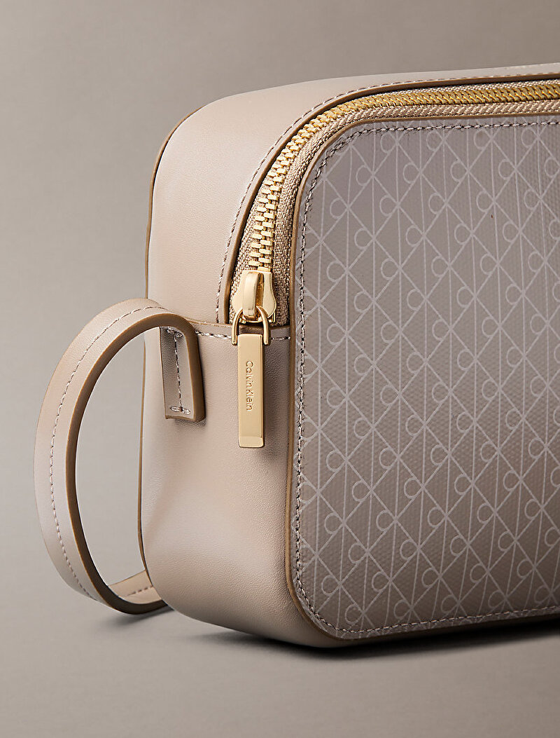 Calvin Klein Bej Renkli Kadın Emblem Elongated Çapraz Çanta