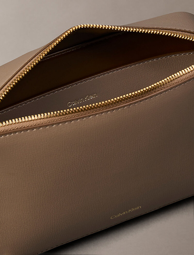 Calvin Klein Bej Renkli Kadın Foil Logo Elongated Çapraz Çanta