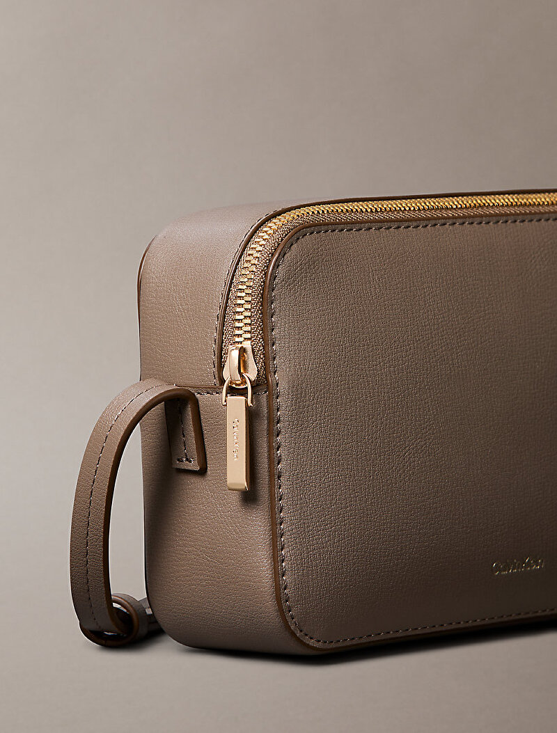 Calvin Klein Bej Renkli Kadın Foil Logo Elongated Çapraz Çanta