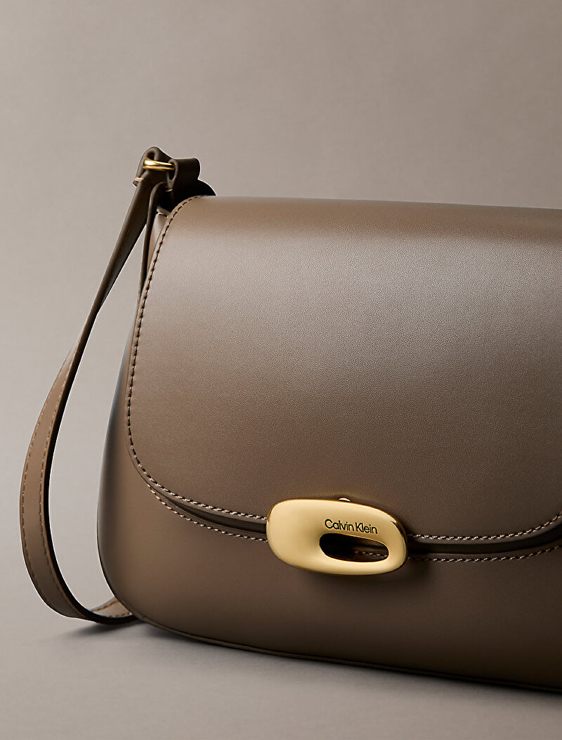 Calvin Klein Bej Renkli Kadın Hardware Flap Medium Çapraz Çanta