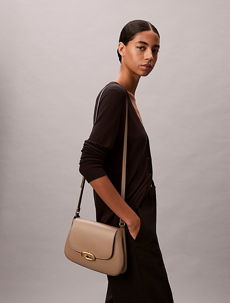 Calvin Klein Bej Renkli Kadın Hardware Flap Medium Çapraz Çanta