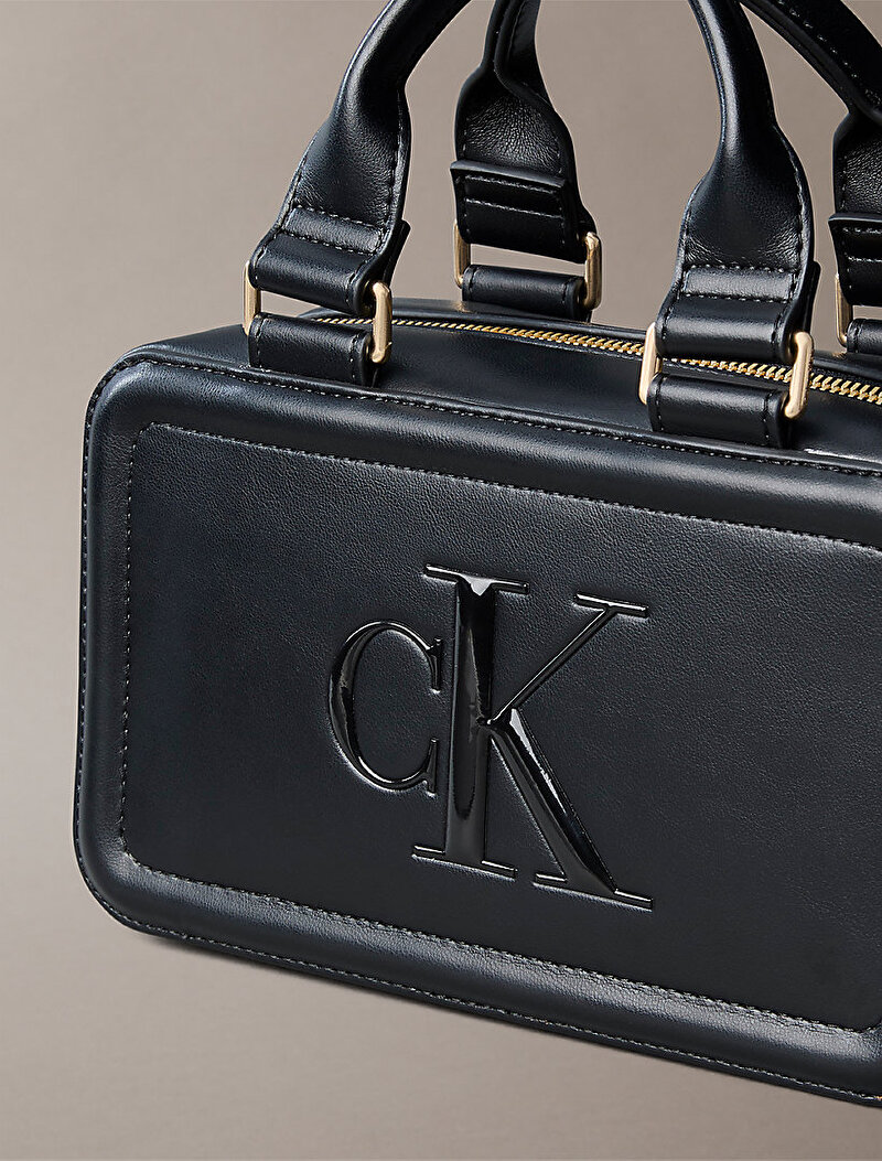 Calvin Klein Siyah Renkli Kadın Bold Ck Elongated Çapraz Çanta