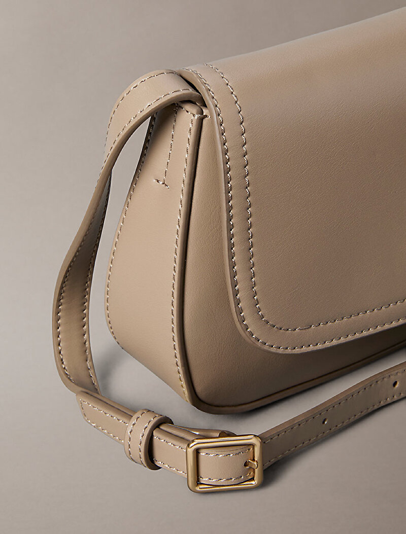 Calvin Klein Bej Renkli Kadın Ck Flap Camera Çantası