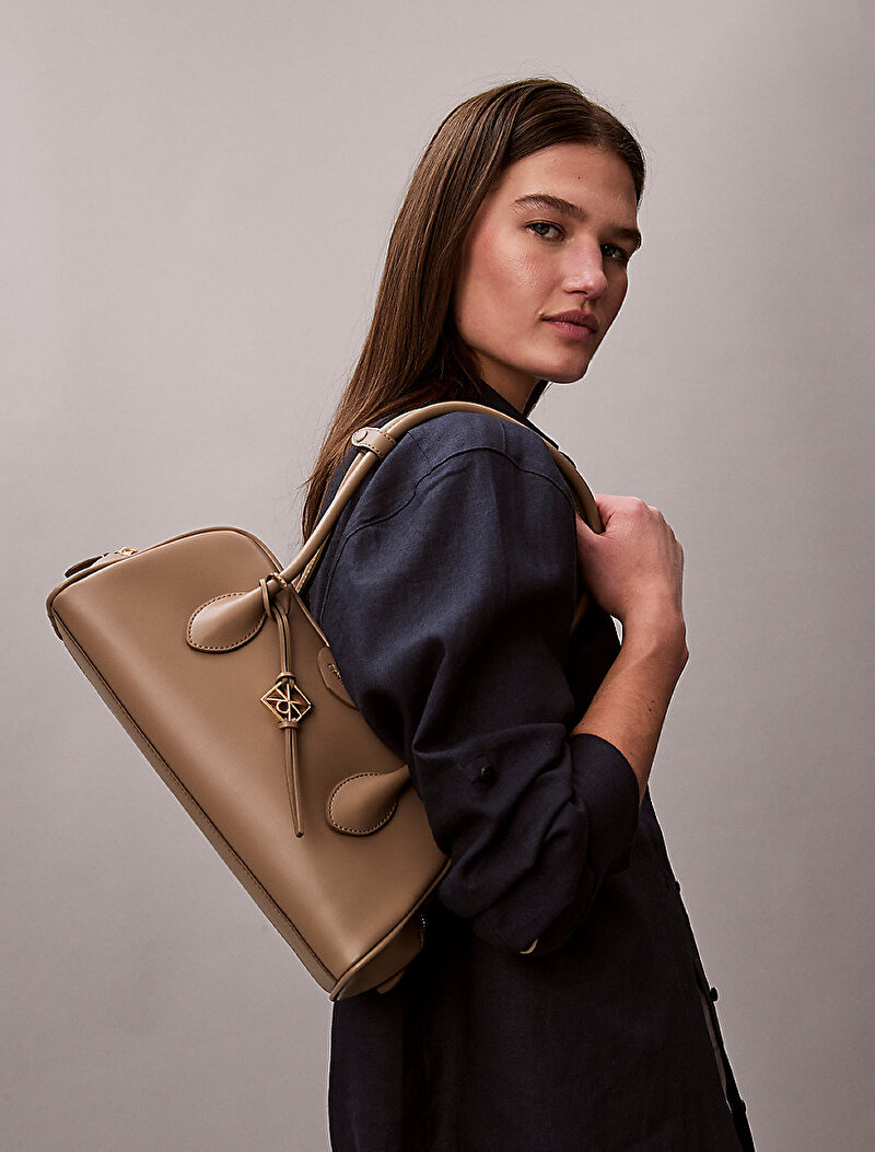 Calvin Klein Bej Renkli Kadın Emblem Trio Omuz Çantası