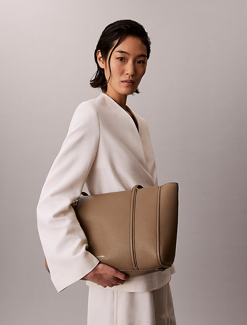 Calvin Klein Bej Renkli Kadın Emblem Pebble Tote Çanta