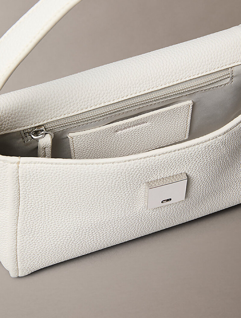 Calvin Klein Beyaz Renkli Kadın Emblem Pebble Omuz Çantası
