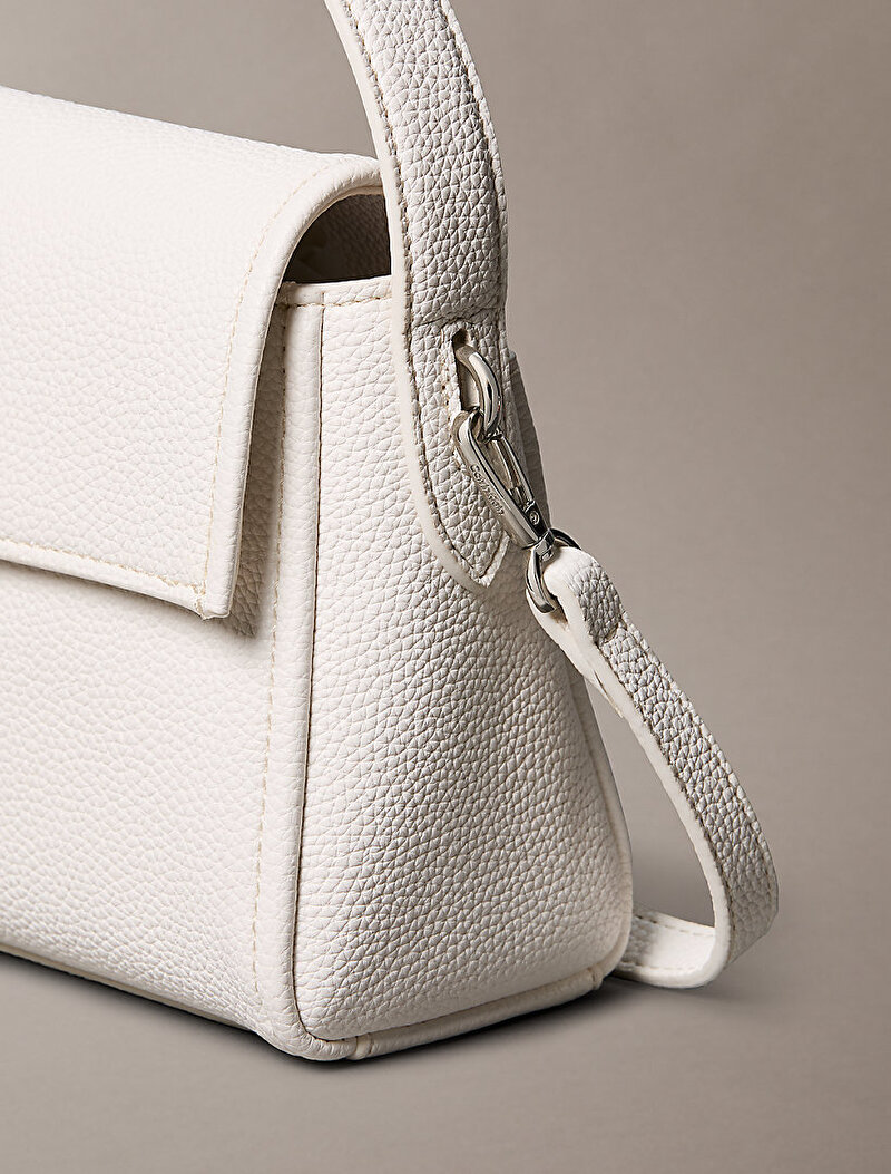 Calvin Klein Beyaz Renkli Kadın Emblem Pebble Omuz Çantası