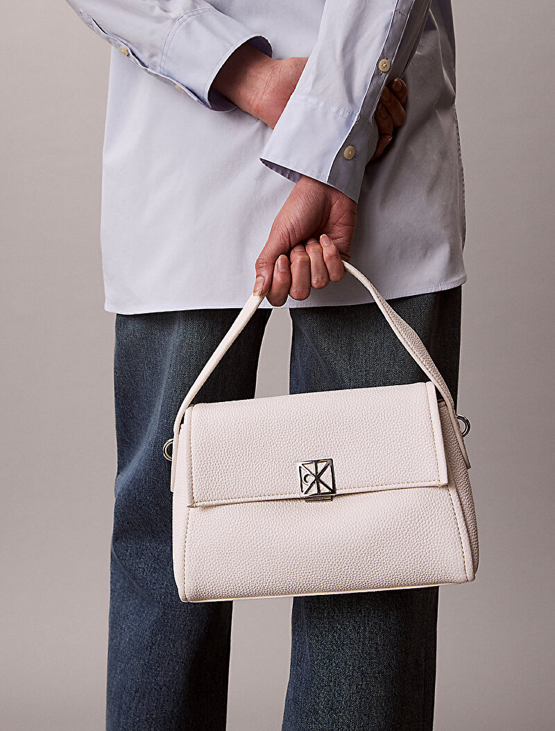 Calvin Klein Beyaz Renkli Kadın Emblem Pebble Omuz Çantası