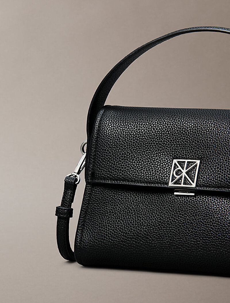 Calvin Klein Siyah Renkli Kadın Emblem Pebble Omuz Çantası