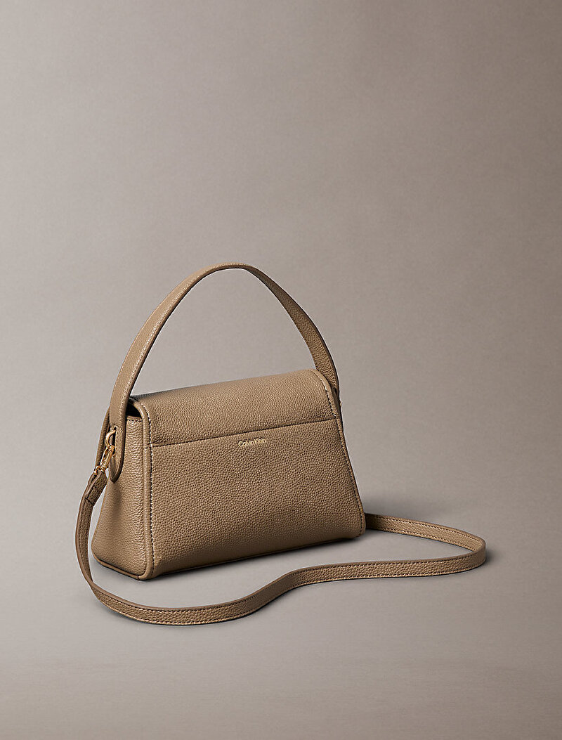 Calvin Klein Bej Renkli Kadın Emblem Pebble Omuz Çantası