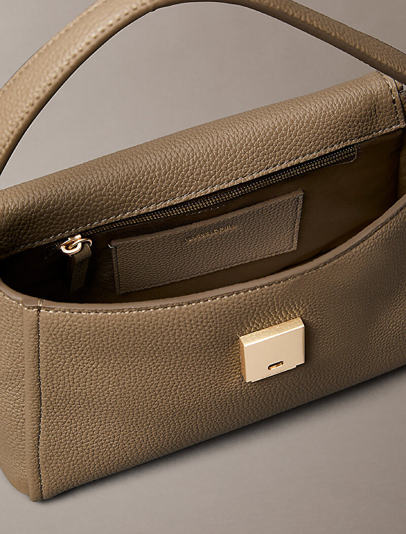 Calvin Klein Bej Renkli Kadın Emblem Pebble Omuz Çantası