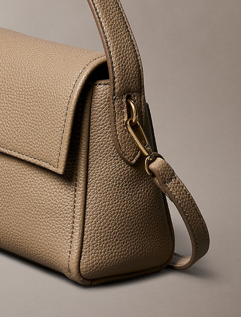 Calvin Klein Bej Renkli Kadın Emblem Pebble Omuz Çantası