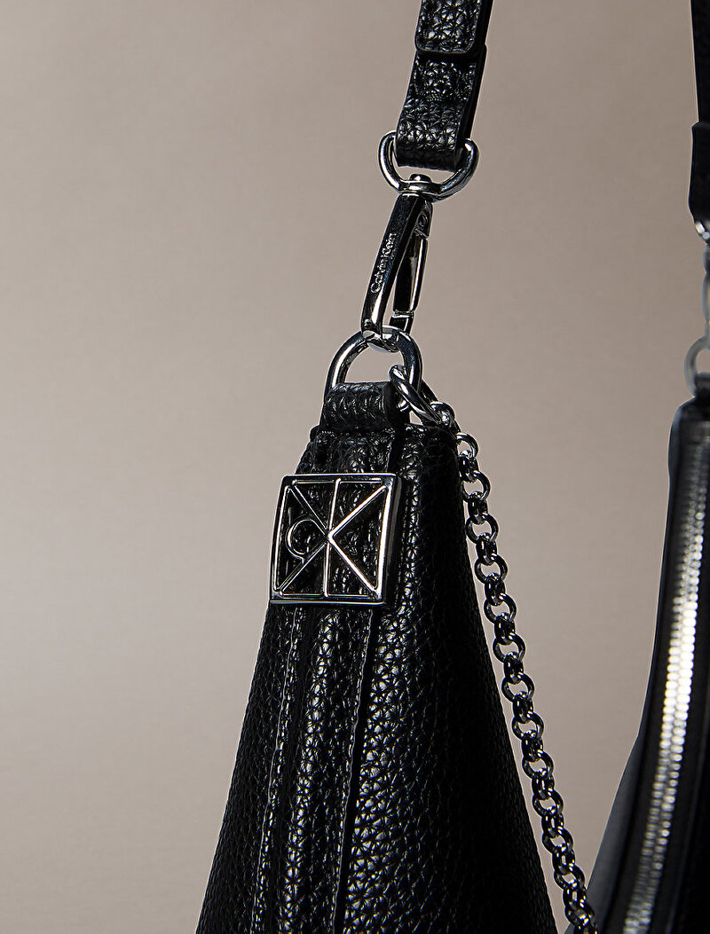 Calvin Klein Siyah Renkli Kadın Emblem Pebble Çapraz Çanta
