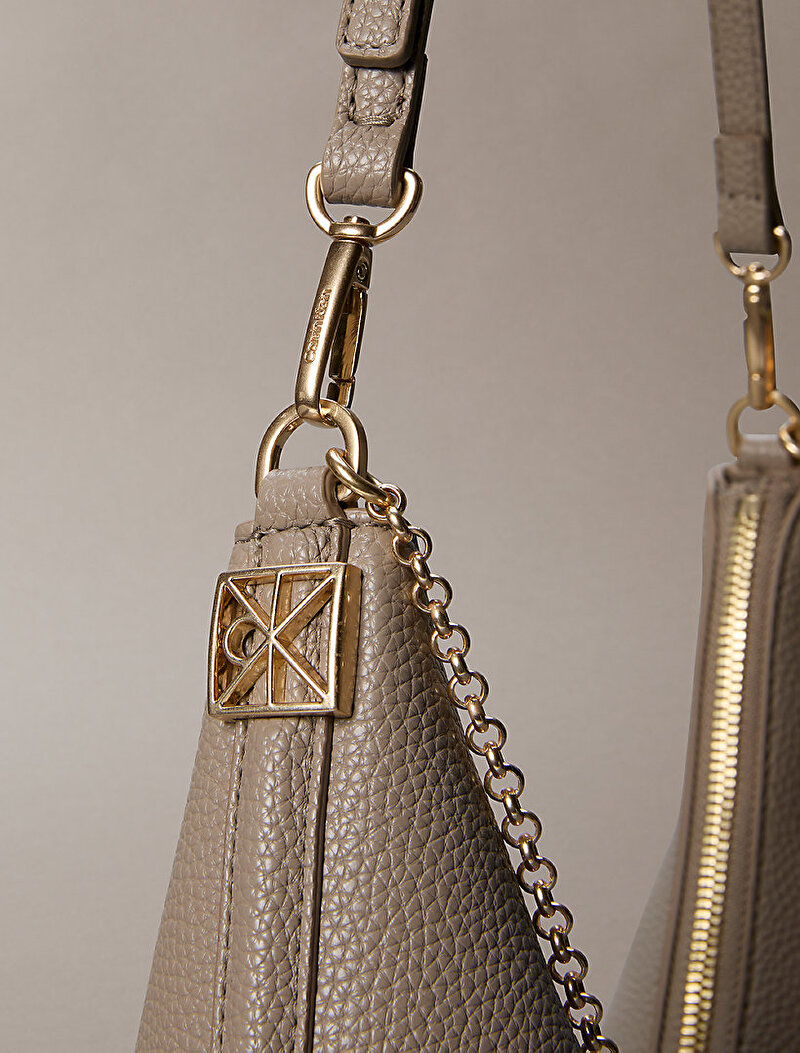 Calvin Klein Bej Renkli Kadın Emblem Pebble Omuz Çantası