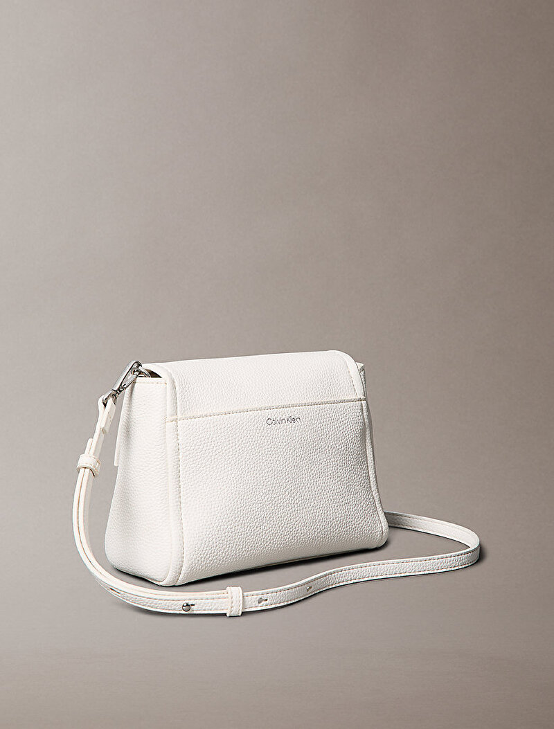 Calvin Klein Beyaz Renkli Kadın Emblem Pebble Çapraz Çanta