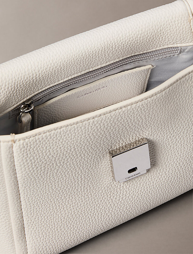 Calvin Klein Beyaz Renkli Kadın Emblem Pebble Çapraz Çanta