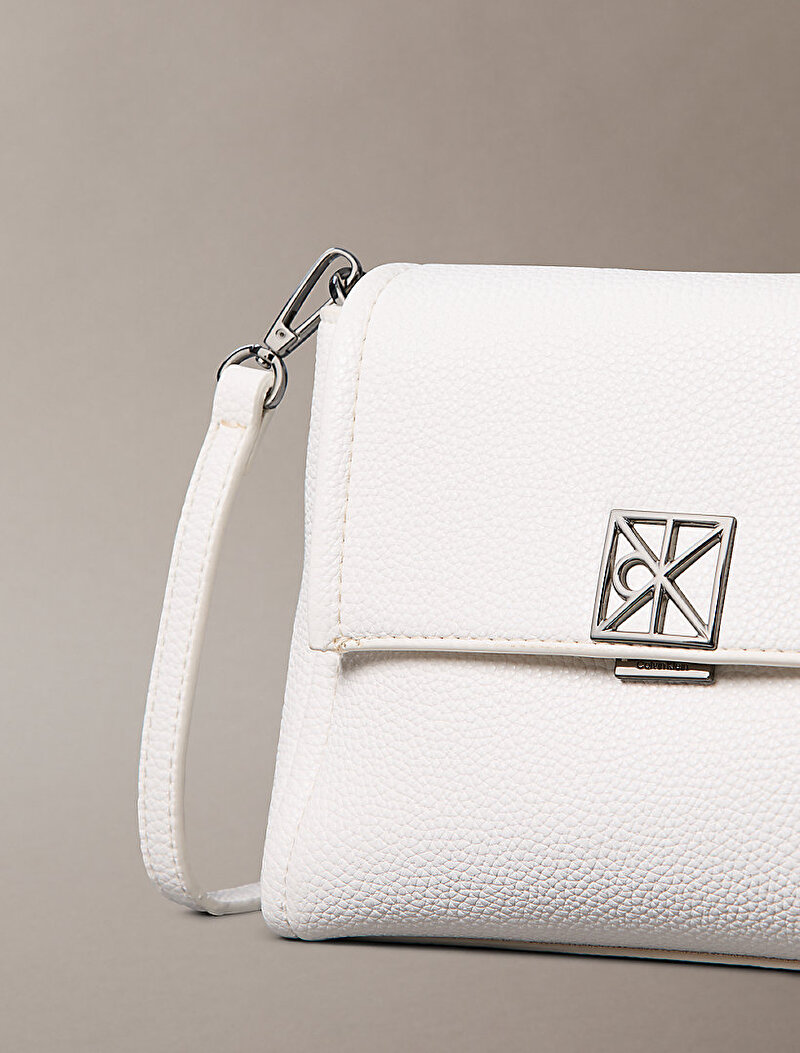 Calvin Klein Beyaz Renkli Kadın Emblem Pebble Çapraz Çanta