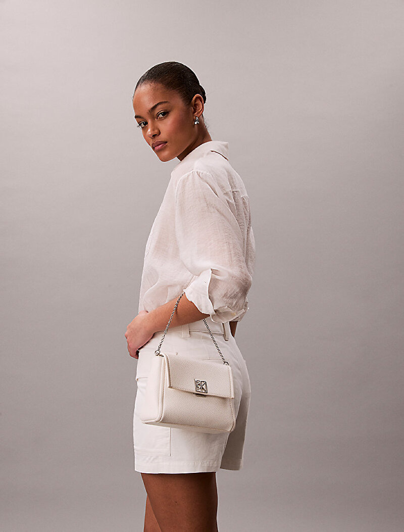 Calvin Klein Beyaz Renkli Kadın Emblem Pebble Çapraz Çanta