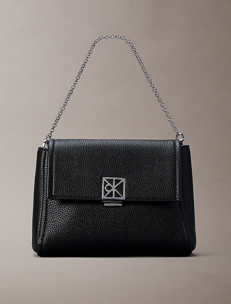 Calvin Klein Siyah Renkli Kadın Emblem Pebble Çapraz Çanta